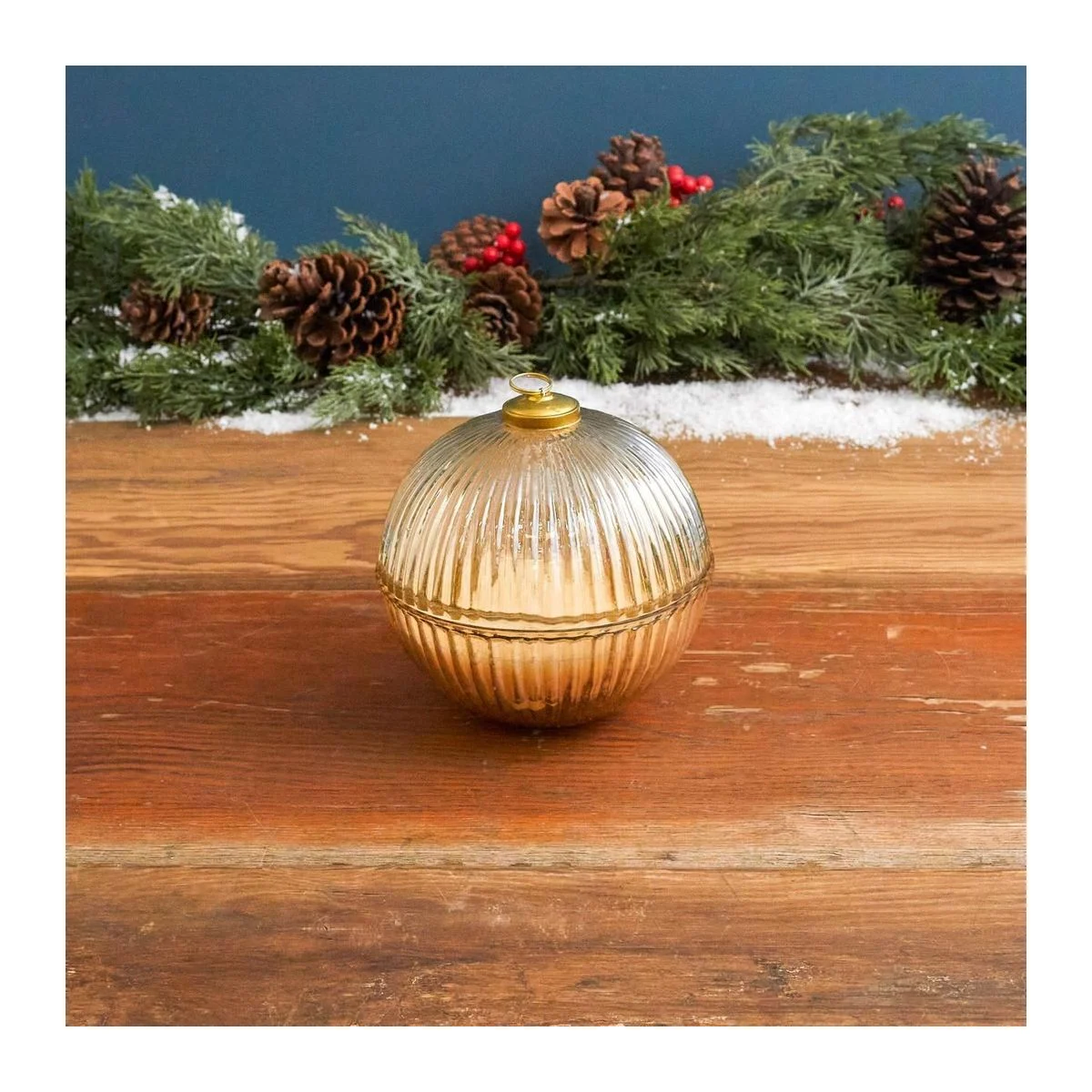 Bougie boule Brown Sugar, lustre doré